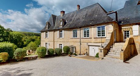 Emplacement rare pour cette superbe demeure du XVII ème siècle rénovée avec 1,8  ha au cœur d’un village du Périgord Noir avec commerces. 