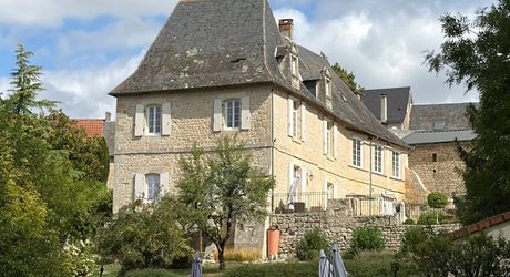 Emplacement rare pour cette superbe demeure du XVII ème siècle rénovée avec 1,8  ha au cœur d’un village du Périgord Noir avec commerces. 
