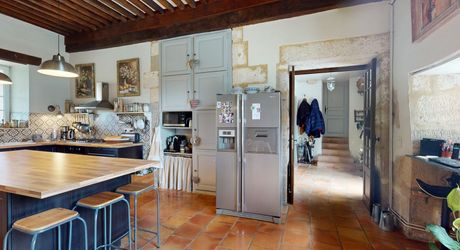 Emplacement rare pour cette superbe demeure du XVII ème siècle rénovée avec 1,8  ha au cœur d’un village du Périgord Noir avec commerces. 