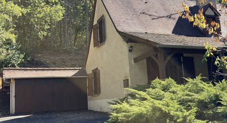 A quiet house situated 2 minutes from the centre of Montignac-Lascaux.