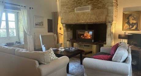 Périgord noir, à 20 minutes de Montignac-Lascaux, belle périgourdine rénovée, avec piscine chauffée sur terrain attenant.