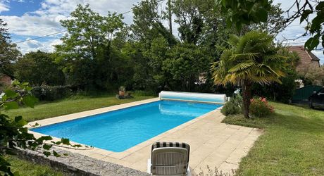Périgord noir, à 20 minutes de Montignac-Lascaux, belle périgourdine rénovée, avec piscine chauffée sur terrain attenant.