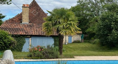 Périgord noir, à 20 minutes de Montignac-Lascaux, belle périgourdine rénovée, avec piscine chauffée sur terrain attenant.