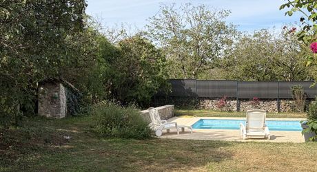 Périgord noir, à 20 minutes de Montignac-Lascaux, belle périgourdine rénovée, avec piscine chauffée sur terrain attenant.