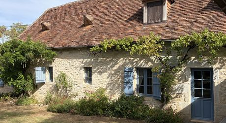 Périgord noir, à 20 minutes de Montignac-Lascaux, belle périgourdine rénovée, avec piscine chauffée sur terrain attenant.
