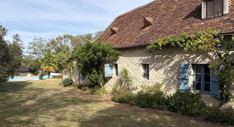 Périgord noir, à 20 minutes de Montignac-Lascaux, belle périgourdine rénovée, avec piscine chauffée sur terrain attenant.
