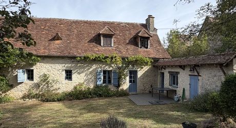 Périgord noir, à 20 minutes de Montignac-Lascaux, belle périgourdine rénovée, avec piscine chauffée sur terrain attenant.