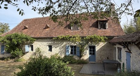 Périgord noir, à 20 minutes de Montignac-Lascaux, belle périgourdine rénovée, avec piscine chauffée sur terrain attenant.