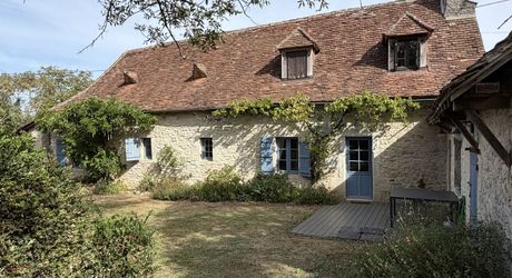 Périgord noir, à 20 minutes de Montignac-Lascaux, belle périgourdine rénovée, avec piscine chauffée sur terrain attenant.
