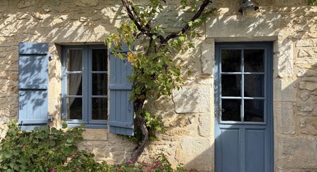Périgord noir, à 20 minutes de Montignac-Lascaux, belle périgourdine rénovée, avec piscine chauffée sur terrain attenant.