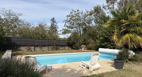 Périgord noir, à 20 minutes de Montignac-Lascaux, belle périgourdine rénovée, avec piscine chauffée sur terrain attenant.