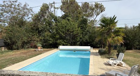 Périgord noir, à 20 minutes de Montignac-Lascaux, belle périgourdine rénovée, avec piscine chauffée sur terrain attenant.