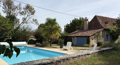 Périgord noir, à 20 minutes de Montignac-Lascaux, belle périgourdine rénovée, avec piscine chauffée sur terrain attenant.