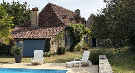 Périgord noir, à 20 minutes de Montignac-Lascaux, belle périgourdine rénovée, avec piscine chauffée sur terrain attenant.