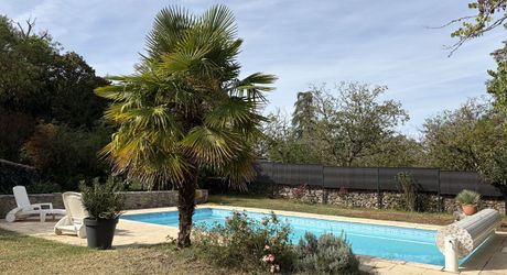 Périgord noir, à 20 minutes de Montignac-Lascaux, belle périgourdine rénovée, avec piscine chauffée sur terrain attenant.