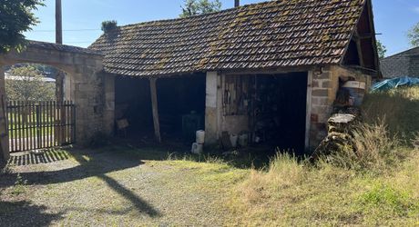 Fermette à rénover avec l'ensemble de ses dépendances agricoles sur 8 ha de terrrain au coeur d'un petit village du Périgord Noir.