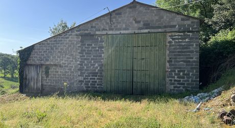 Fermette à rénover avec l'ensemble de ses dépendances agricoles sur 8 ha de terrrain au coeur d'un petit village du Périgord Noir.
