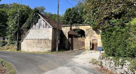 Fermette à rénover avec l'ensemble de ses dépendances agricoles sur 8 ha de terrrain au coeur d'un petit village du Périgord Noir.