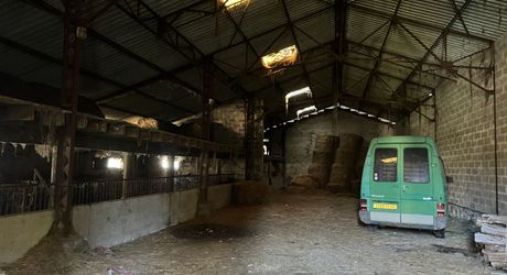 Fermette à rénover avec l'ensemble de ses dépendances agricoles sur 8 ha de terrrain au coeur d'un petit village du Périgord Noir.
