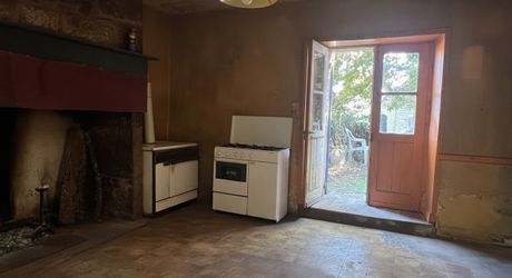 Fermette à rénover avec l'ensemble de ses dépendances agricoles sur 8 ha de terrrain au coeur d'un petit village du Périgord Noir.