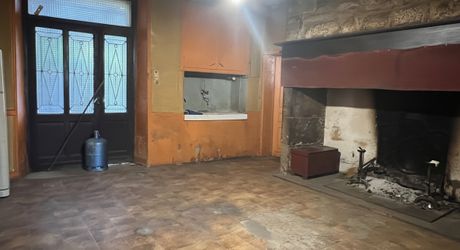 Fermette à rénover avec l'ensemble de ses dépendances agricoles sur 8 ha de terrrain au coeur d'un petit village du Périgord Noir.