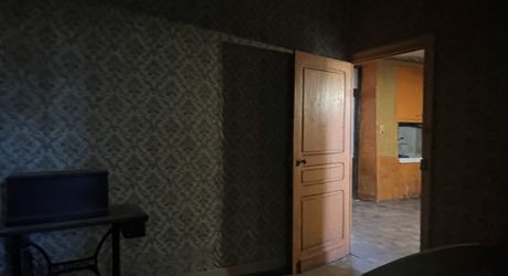 Fermette à rénover avec l'ensemble de ses dépendances agricoles sur 8 ha de terrrain au coeur d'un petit village du Périgord Noir.