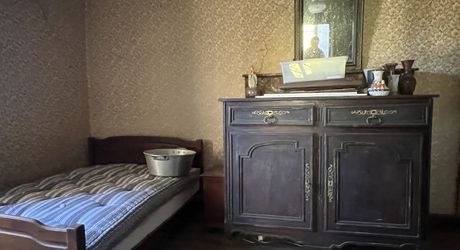 Fermette à rénover avec l'ensemble de ses dépendances agricoles sur 8 ha de terrrain au coeur d'un petit village du Périgord Noir.
