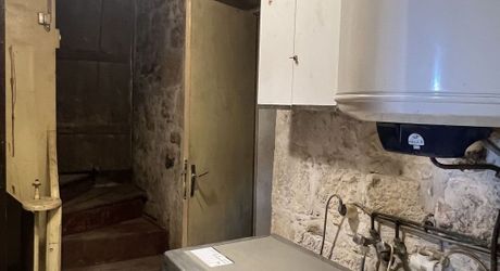 Fermette à rénover avec l'ensemble de ses dépendances agricoles sur 8 ha de terrrain au coeur d'un petit village du Périgord Noir.
