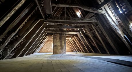 Fermette à rénover avec l'ensemble de ses dépendances agricoles sur 8 ha de terrrain au coeur d'un petit village du Périgord Noir.