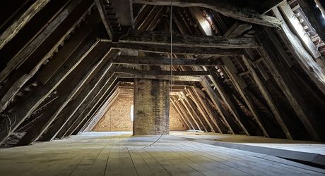 Fermette à rénover avec l'ensemble de ses dépendances agricoles sur 8 ha de terrrain au coeur d'un petit village du Périgord Noir.