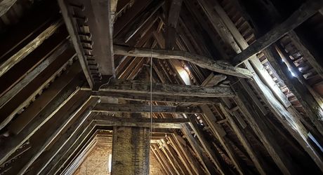 Fermette à rénover avec l'ensemble de ses dépendances agricoles sur 8 ha de terrrain au coeur d'un petit village du Périgord Noir.