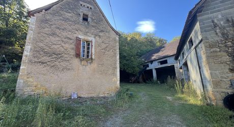 Fermette à rénover avec l'ensemble de ses dépendances agricoles sur 8 ha de terrrain au coeur d'un petit village du Périgord Noir.