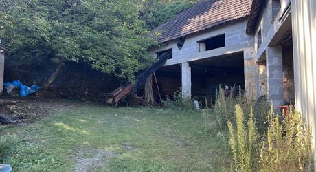 Fermette à rénover avec l'ensemble de ses dépendances agricoles sur 8 ha de terrrain au coeur d'un petit village du Périgord Noir.