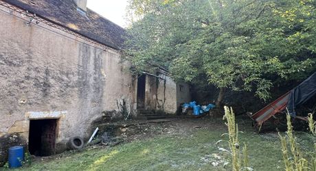 Fermette à rénover avec l'ensemble de ses dépendances agricoles sur 8 ha de terrrain au coeur d'un petit village du Périgord Noir.