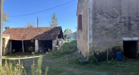 Fermette à rénover avec l'ensemble de ses dépendances agricoles sur 8 ha de terrrain au coeur d'un petit village du Périgord Noir.