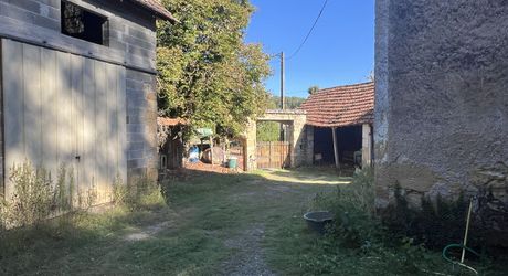 Fermette à rénover avec l'ensemble de ses dépendances agricoles sur 8 ha de terrrain au coeur d'un petit village du Périgord Noir.