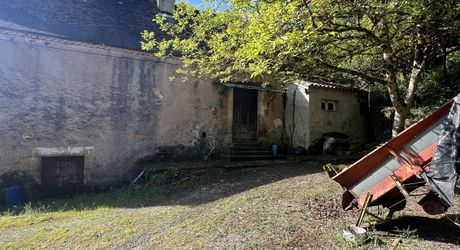 Fermette à rénover avec l'ensemble de ses dépendances agricoles sur 8 ha de terrrain au coeur d'un petit village du Périgord Noir.