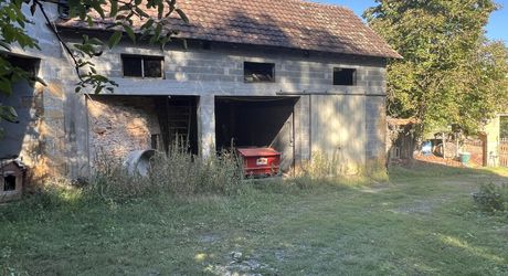 Fermette à rénover avec l'ensemble de ses dépendances agricoles sur 8 ha de terrrain au coeur d'un petit village du Périgord Noir.
