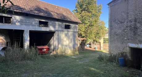 Fermette à rénover avec l'ensemble de ses dépendances agricoles sur 8 ha de terrrain au coeur d'un petit village du Périgord Noir.