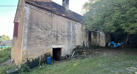 Fermette à rénover avec l'ensemble de ses dépendances agricoles sur 8 ha de terrrain au coeur d'un petit village du Périgord Noir.