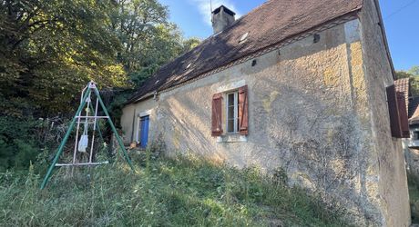 Fermette à rénover avec l'ensemble de ses dépendances agricoles sur 8 ha de terrrain au coeur d'un petit village du Périgord Noir.
