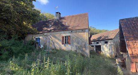 Fermette à rénover avec l'ensemble de ses dépendances agricoles sur 8 ha de terrrain au coeur d'un petit village du Périgord Noir.