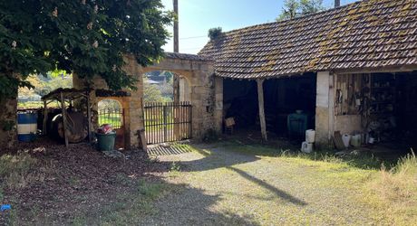 Fermette à rénover avec l'ensemble de ses dépendances agricoles sur 8 ha de terrrain au coeur d'un petit village du Périgord Noir.