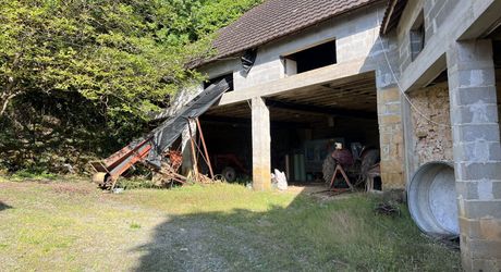 Fermette à rénover avec l'ensemble de ses dépendances agricoles sur 8 ha de terrrain au coeur d'un petit village du Périgord Noir.