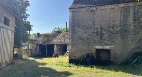 Fermette à rénover avec l'ensemble de ses dépendances agricoles sur 8 ha de terrrain au coeur d'un petit village du Périgord Noir.