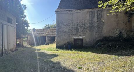 Fermette à rénover avec l'ensemble de ses dépendances agricoles sur 8 ha de terrrain au coeur d'un petit village du Périgord Noir.