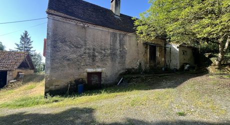 Fermette à rénover avec l'ensemble de ses dépendances agricoles sur 8 ha de terrrain au coeur d'un petit village du Périgord Noir.