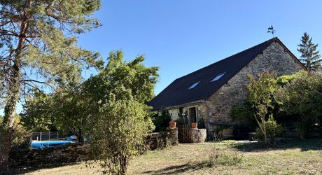 Dans un cadre exceptionel , propriété de caractère composée d'une maison prinicpale de 344 m² habitables, un gîte, des dépendances, d'une piscine et 4 ha de terrain.