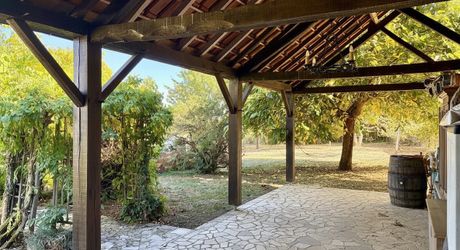 Dans un cadre exceptionel , propriété de caractère composée d'une maison prinicpale de 344 m² habitables, un gîte, des dépendances, d'une piscine et 4 ha de terrain.