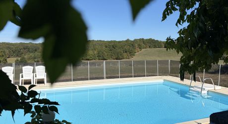 Dans un cadre exceptionel , propriété de caractère composée d'une maison prinicpale de 344 m² habitables, un gîte, des dépendances, d'une piscine et 4 ha de terrain.